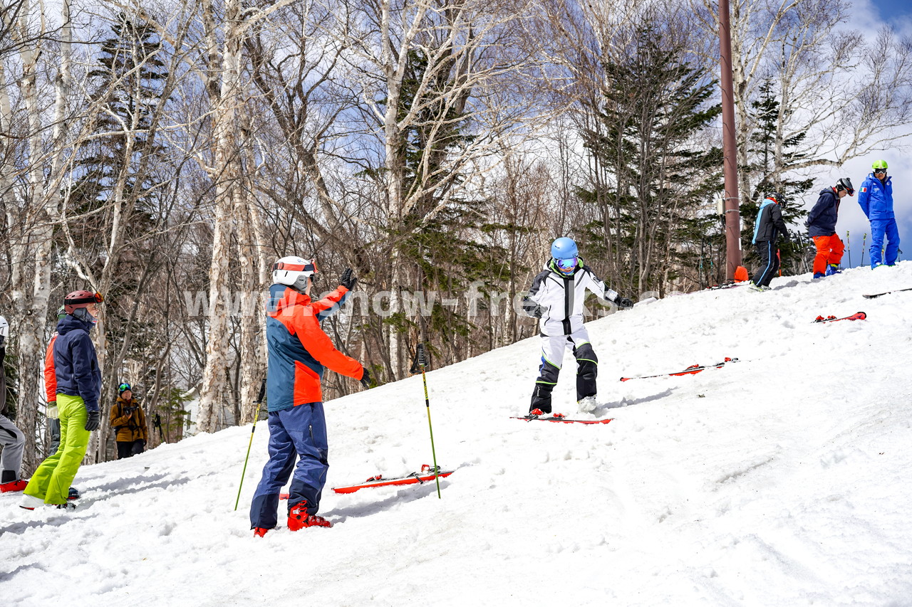 札幌国際スキー場 Mt.石井スポーツ ISHII SKI ACADEMY 校長・斉藤人之さんによる『斉藤塾』開講。本日のテーマは、「春雪！コブからスキーのたわみを楽しむ！！」(^^)v